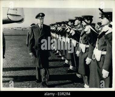 10. Oktober 1957 - General Norstad in Rom.  Foto zeigt: General Lauris Norstad, Supreme Allied Commander Europe, gesehen in Stockfoto