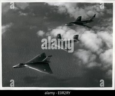 10. Oktober 1957 - Großbritanniens '' V-Bomber"Trio im Flug: Großbritanniens '' V-Bomber Trio'' - '' Vulcan'' '' Valiant'' und '' Victor'' - sind in dieser Luft/Luft-Bild fliegen in Formation über Südengland, im Laufe der Entwicklung von Ministry of Supply Establishment in Boscombe Down fliegen zu sehen. '' Vulcan'' der Welt die ersten vier Jet Deltaflügel Bomber und die '' Valiant'' sind bereits im Geschwader Dienst bei der Royal Air Force '' Victor'' Geschwader mit der R.A.F kurz Inbetriebnahmegenehmigung werden. Stockfoto