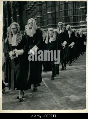 10. Oktober 1957 - Richter Service in der Westminster Abbey. Miss Rose Heilbron Q.C Fotoshows: - Miss Rose Heilbron Q.C in einer Prozession von der Abtei, das House Of Lords - nach dem Besuch des Richters service Vormittag anlässlich der Eröffnung des Begriffs Michaeli-Gesetz. Stockfoto