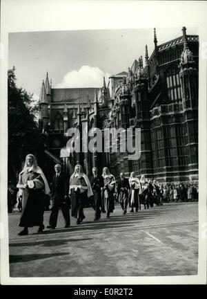 10. Oktober 1957 - Richter Service in der Westminster Abbey. Besichtigung schwarze Armbinden - Trauer um König Haakon. Foto zeigt: Richter in einer Prozession von der Abtei zum Haus des Herrn nach dem Besuch der Richter service heute Morgen zur Eröffnung des Begriffs Michaeli Gesetz... Die Richter tragen schwarze Armbinden wegen der Hof trauert um König Haakon von Norwegen. Stockfoto