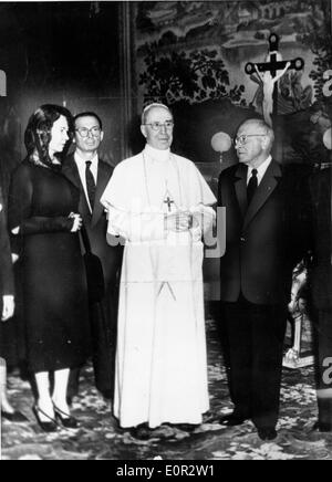 Papst Pius XII zeigt Gästen rund um die Kirche Stockfoto