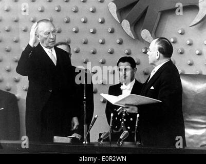 Dr. Konrad Adenauer wird von Eugen Gerstenmaier vereidigt Stockfoto