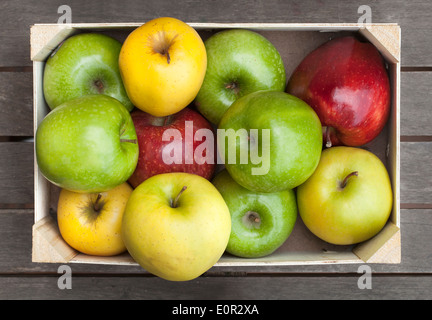 Holzkiste von frischen Äpfeln Stockfoto