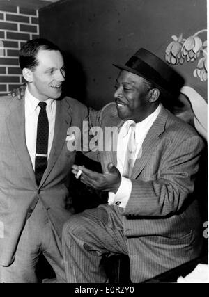 Count Basie im Gespräch mit Johnny Dankworth im Cafe Anglais Stockfoto