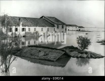 11. November 1957 - verwüsten Fluten weite Gebiete von Ackerland in Norditalien. Scheunen unter Wasser. Foto zeigt eine Farm in der Gegend von Nord-Italien - untergetaucht zeigt Marke fast vollständig in den Fluten - Verbreitung in aus dem überquellenden Fluss Po. Die Überschwemmungen gefolgt von sintflutartigen Regenfällen - und verursachte Schäden an weite Gebiete. Stockfoto