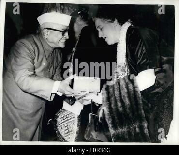 1. Januar 1958 - CIVIC Empfang FOR THE PRIME MINISTER IN DELHI Mr HAROLD MACMILLAN und LADY MACMILLAN waren Ehrengäste bei bürgerlichen Empfang im Besitz der Bürger von Delhi - bei Red Fort Delhi KEYSTONE Foto zeigt: - der Präsident der Delhi Manipal Ausschuss Pressuts eine Elfenbein-Box zu LADY MACMILLAN - an der Rezeption Stockfoto