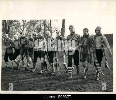 11. November 1957 - St. Andrew's Day Wand spielen in Eton, die Collegers zu kommen: die traditionelle St.-Andreas Tag Wand Spiel gespielt wurde in Eton heute Morgen. Das Foto zeigt die Collegers für das Spiel in ihren bunten Trachten in Eton heute Morgen ankommen. Stockfoto