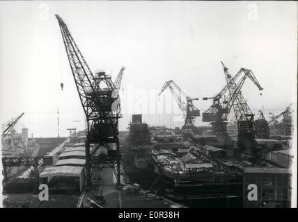 11. November 1957 - '' Clemenceau'' die neue französische Flugzeugträger im Dezember gestartet werden. Das Foto zeigt die neuen Träger '' Clemenceau'' In der Werft von Brest. '' Clemenceau'' startet im Dezember 21. Stockfoto