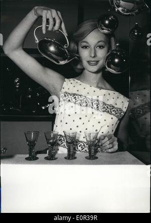 11. November 1957 - Geschenke für Weihnachten: Sputnik am Tee floppe: Christofle, die berühmten Paris Gold- und Silberwaren Händler zeigt nun einige seiner neuartigen Ideen für Weihnachtsgeschenke. Das Foto zeigt die '' Spuntik''-Teekanne mit Glaskugeln. Stockfoto