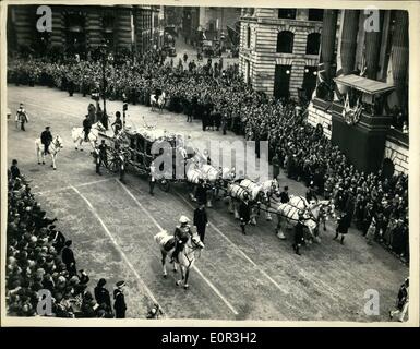 11. November 1957 - The Lord Mayor Show: Foto zeigt: General zu sehen, wie der Oberbürgermeister Trainer kommt im Mansion House für die Stockfoto