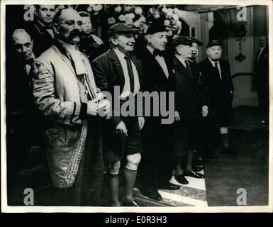 11. November 1957 - trifft Königin die Stars bei Royal Variety Performance. '' Crazy Gang'' '' Take Off'' Cheam School: HM The Queen, der Duke Of Edinburgh und die Königin Mutter besuchte die Royal Variety Performance im London Palladium am letzten Abend. Foto zeigt die '' Crazy Gang '', gekleidet in ihren '' Kostümen '' als Schüler von Cheam School - die besuchte Prinz Charles ist - bei der Varieté-Show gestern Abend gesehen. Die Königin schätzte '' Knebel '' - von der verrückten Bande. Stockfoto