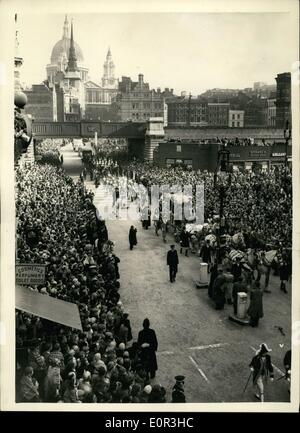 11. November 1957 - die Lord Mayor's Show: Die traditionelle Lord Mayor's Show fand heute statt - und wurde von einer großen Menschenmenge durch die City of London beobachtet. Es gab viele Wagen, die das Thema der diesjährigen Show, das war ''Papier und  Druck''', darstellten. Foto zeigt die Gesamtansicht des Oberbürgermeister-Busses überquert den Ludgate Circus, um die Flottenstraße zu betreten - während der Oberbürgermeister-Show heute. Stockfoto