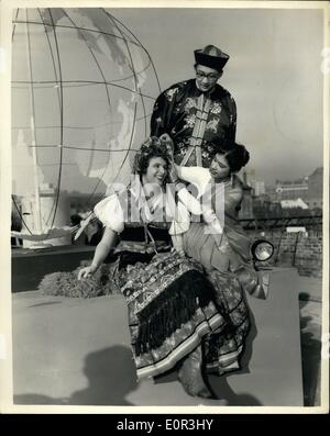 11. November 1957 - Lord Mayor Messetag: Foto zeigt Miss Jamila Chohan, 23, von Pakistan, (rechts), passt den Hut von Miss Wendy Gould, 20, aus Ealing. Auf der Suche auf ist Lai Wai Woo Hong Kong - wie ihre Schwimmer zur Teilnahme an der Prozession heute wartet. Stockfoto