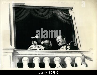 11. November 1957 - Prinzessin Caroline winkt den Schaulustigen Nationalfeiertag in Monaco.: Prine Rainier und Prinzessin Grace mit ihrer Tochter, Prinzessin Caroline auf dem Balkon des königlichen Palastes in Monaco während dem Nationalfeiertag und Herrschers Fete im gesamten Fürstentum erschien. Foto zeigt Prinz Rainier mit Princess Grace und Baby Prinzessin Caroline, auf dem Balkon des königlichen Palastes. Stockfoto
