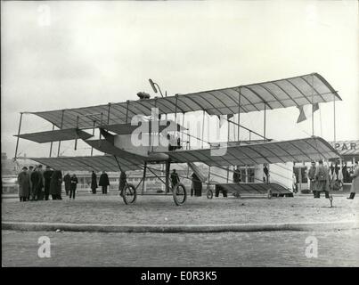1. Januar 1958 - es geschah fünfzig Jahre Ago.Farmans erste Flug gedacht: Henri Farman, der berühmten Air-Pionier, machte seinen Erstflug im geschlossenen Kreislauf an Bord ein Voisin-Doppeldecker auf 13. Januar 1908. Gestern fand eine Gedenkfeier des Fluges in Issy-Les-Moulineaux bei Paris, statt. Foto zeigt, dass die historischen Flugzeug Issy-Les Moulineaux angezeigt. Stockfoto