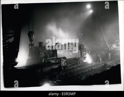 1. Januar 1958 - 10 Tote und 80 verletzte als zwei Züge kollidieren In dichtem Nebel an Dagenham: zehn Menschen wurden getötet und 80 verletzt gestern Abend in einer anderen Schiene Abbruch in dichtem Nebel, als einen der Züge in den hinteren Teil eines stationären Zuges an Dagenham stürzte. Es geschah auf der belebten Southend Linie, als die letzte der Rush Hour Züge von Fen-Kirchgasse Stadtarbeiter nach Hause nahm. Foto zeigt: Ein Foto bei 05:00 Vormittag zeigt Krane heben den Motor von dem fahrenden Zug die stürzte in der Rückseite des stationären einen zurück auf der Strecke. Stockfoto