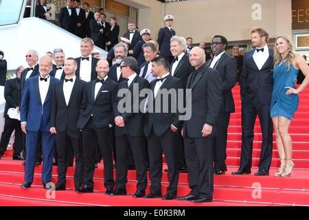 (Oben l-R) Schauspieler Dolph Lundgren, Mel Gibson, Direktor Patrick Hughes, Sylvester Stallone, Harrison Ford, Wesley Snipes, Kellan Lutz, Ronda Rousey (front l-R) Schauspieler Kelsey Grammer, Glen Powell, Jason Statham, Antonio Banderas, Victor Ortiz und Randy Couture die Premiere von "Expandables 3" während der 67. Internationalen Filmfestspiele von Cannes am Palais des Festivals in Cannes, Frankreich, am 18. Mai 2014 teilnehmen. Foto: Hubert Boesl kein Draht-SERVICE Stockfoto