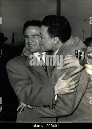 13. November 1957 - Halimi zurück In Paris: Alphonse Halimi, die neue Welt Leichtgewicht-Champion, kehrte nach Baris zurück aus Los Angeles heute Morgen. Halimi (links) von seinem Landsmann, der algerischen Boxer Cherif Hemia am Flughafen Orly heute Morgen begrüßt wird. Stockfoto