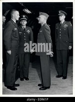 25. November 1957 - West Point Prep: Oberstleutnant Virgil J. O'Connor, zweite von rechts, Kanzler der US Air Force Academy, Colorano Springs, Colorado, Interviews Cadet Kandidat John T. Fuston, Paris, Texas, bei seinem jüngsten Besuch in die US Military Academy Preparatory School, Fort Belvoir, Virginia, Kapitän Thomas A. Callagy, Kommandant der Prep School, Dritter von rechts, und Kapitän Ralph Puckett , Ausbildungsleiter, Blick auf Kadett Kandidat Fuston bereitet sich auf der Air Force Academy. Stockfoto