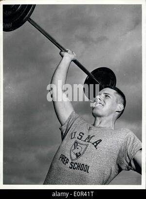 25. November 1957 - West Point Prep: Cadet Kandidat Raymond A. Shapek, Ferndale, Michigan, klappt mit Gewichten im Rahmen seiner körperlichen Ausbildung an der US Military Academy Preparatory School, Port Belvoir, Virginia. Ziel des Shapek ist der US Air Force Academy. Stockfoto