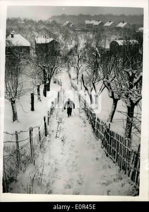 22. Januar 1958 - Kent-Städte und Dörfer abgeschnitten von Schnee driftet hübsche Szene, in der Nähe von Faversham: viele Städte und Dörfer in Kent wurden Sie durch die schwere Schneewehen, die die schlimmsten Schneestürme seit zwei Jahren folgten. Straßen waren blockiert, und an einigen Stellen gab es bis zu 18 Zoll von Schnee. Foto zeigt die schöne Szene, wie ein Dorfbewohner die Schnee bedeckten Schritte in einem Dorf in der Nähe von Faversham, Kent heute klettert. Stockfoto