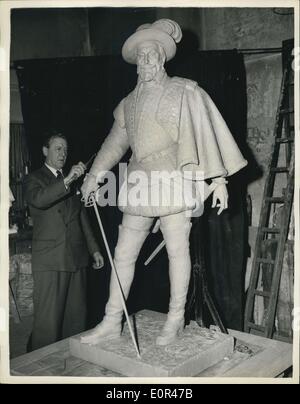 29. November 1957 - neue Statue von Sir Walter Raleigh für London: Mr. William McMillan (70) der Bildhauer, der das George VI Memorial mit Blick auf das All schuf, bringt nun seine neue Statue von Sir Walter Raleigh, die nächstes Jahr in London errichtet werden soll, den letzten Schliff. Der Staat wurde von einer Gruppe von Freunden der englischsprachigen Union IS Verbindung zum 350. In Auftrag gegeben. Dieses Jahr Jubiläum von Jamestown Virginia. Das Foto zeigt Mr. William McMillan mit seiner fast vollendeten Statue in seinem Londoner Studio. Stockfoto