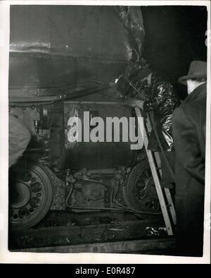 5. Dezember 1957 - 74 getötet und 200 verletzt in der letzten Nacht? s Lewisham Schiene Katastrophe. Heute Abend? s Szene. Keystone Fotoshows: Ein Mann bei der Arbeit ein Stahlträger von der Dampfmaschine Zug wegschneiden trennen die Vorortbahn am Tatort gestern Abend? s Katastrophe in Lewisham heute Abend. H/Keystone Stockfoto