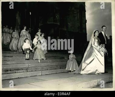 12. Dezember 1957 - fand QUEEN es COUSIN VERMÄHLTEN AT WINDSOR Braut und Bräutigam nach Zeremonie der Hochzeit heute Nachmittag im St.-Georgs Kapelle, Windsor von Miss Abel Smith Vetter der Königin -, Herr David Liddell-Grainger... Prinzessin Bestrix - Prinzessin Trene der Niederlande und Prinzessin CHristina von Schweden gehörten zu den Brautjungfern. KEYSTONE-FOTOSHOWS: - die Braut und der Bräutigam mit ihren Begleitern - einschließlich der Prinzessin - die Hauptstadt verlassen nach der Hochzeit am Windepr dies nach Mittag. Stockfoto