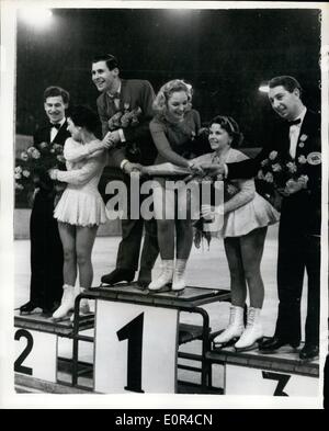 2. Februar 1958 - Briten nehmen erste es Plätze im Ice Dancing Wettbewerb: The Ice Dancing Wettbewerb im 1958 Europäische Abbildung Eislauf Turnier endete in Bratislava, Tschechoslowakei mit Briten unter die ersten drei Plätze. Weltmeisterschaft Halter, June Markham und Courtney Jones gewann den EM-Titel mit Catherine Morris, Michael Robinson, zweitens und Barbara Thompson und Gerard Rigby, Dritter. Foto zeigt: Die Gewinner, June Markham und Courtney Jones, der Vizemeister, nach der Veranstaltung am Samstag in Bratislava, herzlichen Glückwunsch erhalten. Stockfoto