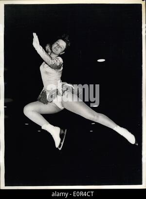 2. Februar 1958 - Eiskunstlauf-Meisterschaft. Hanna Walter, von Österreich, in Aktion während der Tanz Eiskunstlauf-EM in Bratislava, Tschechoslowakei, in dem sie zweiter gesehen. Stockfoto