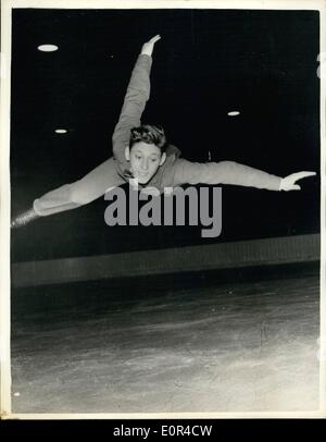 2. Februar 1958 - Europäische Ice Skating Championships. Eine feine Aktion erschossen von A. Calmat, Frankreichs, der Drittplatzierte war, in die Männer Eiskunstlauf - Europameisterschaften Ice Skating in Bratislava. Stockfoto