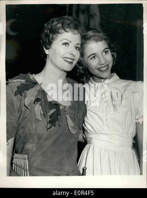 12. Dezember 1957 - wurden MARGARET LOCKWOOD und Tochter MUSIKATELIER FO '' PETER PAN'' MARFGARET LUCER '' Peter'' und ihre Tochter JULIA als '' Wendy'' zum diesjährigen "Peter Pan" Scala Theatre, dieser Morgen Proben für sein. Keystone-Fotoshows: - Margaret Lociwood und Julia als '' Peter '' und '' Wendy'' - im Teatro Seala heute Morgen. Stockfoto