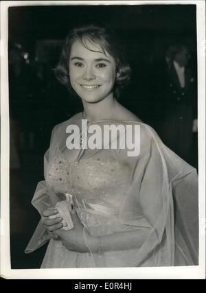 3. März 1958 - Premiere von "der Stille Feind:'' der British film Academy Awards Präsentation und die Weltpremiere des Films"der Stille Feind '' fand heute Abend im Theater Odeon Leicester Square. das Foto zeigt Heather Sears, die die British Film Academy Award für die beste Leistung durch eine britische Schauspielerin für 1957 - in dem Film "die Geschichte von Esther Costello'' - Ankunft in der Odeno heute Abend zu sehen bekommen. Stockfoto