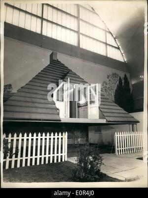 3. März 1958 - ideale Häuser-Ausstellung bei Olympia der deutschen gemacht Ã ¢ Â'¬Å "Dach Haus.: Foto zeigt eine der einzigartigen Exponate auf Stockfoto
