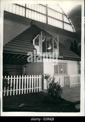 3. März 1958 - Ideal-Häuser-Ausstellung im Olympia.The Deutsch '' Dach Haus '' gemacht. Foto zeigt eins der einzigartigen Exponate auf der Stockfoto