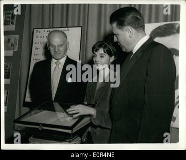 2. Februar 1958 - wählte Magazin-Cover-Girl! Spielen im Film '' The Diary of Anne Frank'' führen: achtzehn Jahre alten amerikanischen "Cover Girl" Millie Perkins ausgewählt wurde, um die Führung in der Hollywood-Film '' The Diary of Anne Frank'' spielen... Die Dreharbeiten ist für die Hauptrolle in Amsterdam im März... Millie wurde von 10.225 Bewerberinnen für die Rolle ausgewählt. Das Foto zeigt Millie Perkins mit George Stevens (Produzent) und Albert Hackett, mit seiner Frau - schrieb die ursprüngliche Geschichte - mit der ursprünglichen Tagebuch der Anne Frank - während Hollywood vor Dreharbeiten Rezeption gesehen. Stockfoto