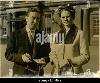 2. Februar 1958 - erhält Denis Compton OBE auf Investitur am Buckingham Palace. Foto zeigt: England Cricketer Denis Compton, die Mitglied des Order of the British Empire bei der Investitur am Buckingham Palace heute erfolgte ist mit seiner Frau in das Kraft-Gericht nach seiner Auszeichnung abgebildet. Stockfoto