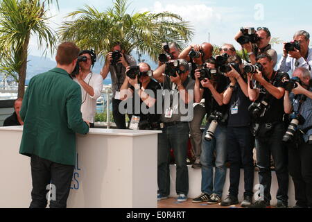 Cannes, Frankreich. 18. Mai 2014. Robert Pattinson auf dem Foto-Shooting für den Film The Rover an der 67. Filmfestspiele von Cannes, Sonntag, 18. Mai 2014, Cannes, Frankreich. Bildnachweis: Doreen Kennedy/Alamy Live-Nachrichten Stockfoto