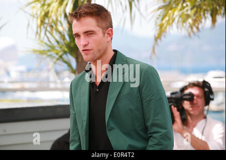 Cannes, Frankreich. 18. Mai 2014. Robert Pattinson auf dem Foto-Shooting für den Film The Rover an der 67. Filmfestspiele von Cannes, Sonntag, 18. Mai 2014, Cannes, Frankreich. Bildnachweis: Doreen Kennedy/Alamy Live-Nachrichten Stockfoto