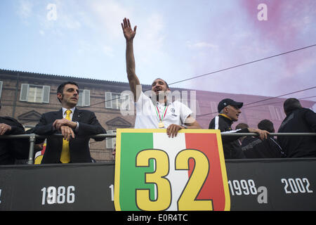 Turin, Italien. 18. Mai 2014. Juventus-Spieler Giorgio Chiellini reagiert auf dem Mannschaftsbus. © Mauro Ujetto/NurPhoto/ZUMAPRESS.com/Alamy Live-Nachrichten Stockfoto