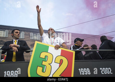 Turin, Italien. 18. Mai 2014. Juventus-Spieler Giorgio Chiellini reagiert auf dem Mannschaftsbus. © Mauro Ujetto/NurPhoto/ZUMAPRESS.com/Alamy Live-Nachrichten Stockfoto