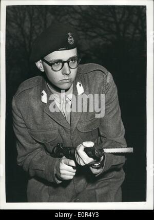 03. März 1958 - Fürst Leka - Sohn des Ex-Königs Zog von Albanien. Ausbildung in Sandhurst; Einer der vielen Kadetten, die einen zweijährigen Offizierskurs am Sanhust Military College absolvieren, ist Prinz Leka, der 18-jährige Sohn des Ex-Königs Zog von Albanien, der eines Tages hofft, nach Albanien zurückzukehren, um seine gewonnene Armee zu führen. Er kann nicht als Offizier in der britischen Armee bestellt werden und seine 1,000 pro Jahr Schulgebühren werden privat von Ex-König Zog bezahlt. Foto zeigt Prinz Leka hält seine Waffe - ''Chicago Stil'' während des Trainings auf den Ranges in Sandhurst. Stockfoto