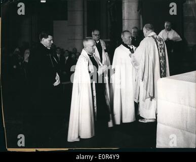 3. März 1958 - Bundeskanzler Dr. Adenauer Ritter der Ehre des Deutschen Ordens. Der Großmeister des Deutschen Ordens, Abt Marian Tumler war der Bundeskanzler Dr. Konrad Adenauer als Ritter der Ehre des Deutschen Ordens zuzugeben. Der österreichische Bundeskanzler Raab, staging als Assistent von Ehre für sein deutscher Kollege war auch bei der feierlichen Einweihung in der Andreas-Kirche von Köln. Unser Bild zeigt: der Großmeister des Deutschen Ordens, Abt P. Marian Tumler, verleihen seinen Segen zu der neuen Ritter der Ehre Dr. Konrad Adenauer. Stockfoto