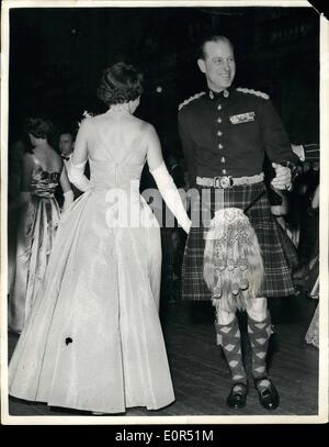 3. März 1958 - tanzt The Duke - komplett mit Kilt - ein zwölf Minuten Rollen. Tragen Comerot Tartan Kilt - der Duke of Edinburgh tanzte ein zwölf Minuten - acht einige real - wenn er als Ehrengast - der Ball des Regiments Scettish Liverpool besuchte in St. George's Hall, Liverpool, Foto zeigt der The Duke Edi Nburgh tanzen während der acht einige Roel. Stockfoto