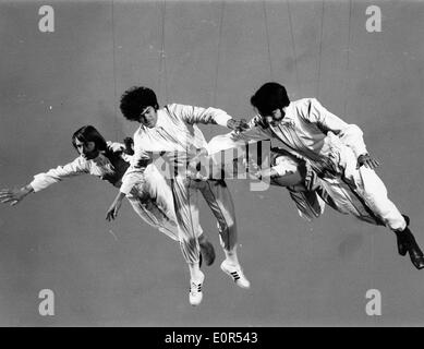 Die Monkees schwingen in der Luft, die Dreharbeiten zu ihrem neuen Videos Stockfoto