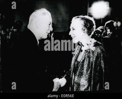 3. März 1958 - am 26. März 1958 war die Königin-Mutter Belgiens in der Sowjetunion für einen Staatsbesuch ankommen. Unser Bild zeigt: Königinmutter Elizabeth Belgiens Willkommen im Kreml durch State President Woroschilow. Stockfoto