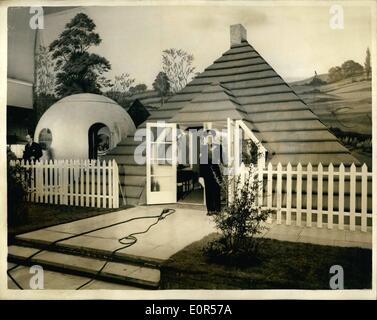 3. März 1958 - ideale Häuser Ausstellung bei Olympia. Deutsche Runde- und Dach Haus gebaut: Foto zeigt zwei einzigartige Exponate in der ideale Häuser-Ausstellung eröffnet bei Olympia heute sind das Runde Haus, wurde entwickelt, um mit dem Hubschrauber zum Gebiete von Belgisch-Kongo - durchgeführt werden oder die nach unten - es ist 13 ft. hoch und 15 Fuß breit - Flusses und das Dach Haus schwebte sein können... In der ersten Stufe wird, die das Dach auf dem Boden gebaut, und in seinen Unterschlupf sind konstruierte drei Schlafzimmer - Wohnzimmer - Küche - Esszimmer- und Badezimmer... Stockfoto