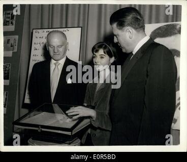 27. Februar 1958 - wollte Magazin-Cover-Girl Blei im Film '' The Diary of Anne Frank'' spielen. Achtzehn Jahre hat alte amerikanische "Cover Girl" Millie Perkins gewählt, um der Führung in der Hollywood-Film "das Tagebuch der Anne Frank'' spielen. Die Dreharbeiten soll in Amsterdam im März beginnen. Millie wurde von 10.225 Bewerberinnen für die Rolle ausgewählt. Foto zeigt Millie Perkins, mit George Stevens (Produzent) und Albert Hackett, der mit seiner Frau - schrieb die ursprüngliche Geschichte - gesehen mit den ursprünglichen Tagebuch der Anne Frank - während ein Hollywood-Pre - Dreharbeiten Rezeption. Stockfoto