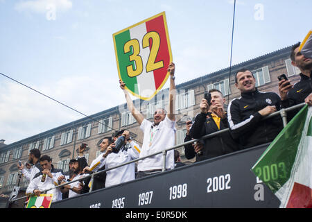 Turin, Italien. 18. Mai 2014. Juventus-Spieler Giorgio Chiellini reagiert auf dem Mannschaftsbus. © Mauro Ujetto/NurPhoto/ZUMAPRESS.com/Alamy Live-Nachrichten Stockfoto