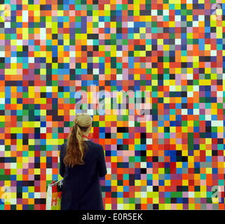 Eine Frau über ein Gemälde der Serie "4900 Farbe" des deutschen Künstlers Gerhard Richter in der Fondation Beyeler in Riehen bei Basel (Schweiz), am 16. Mai 2014. Stockfoto